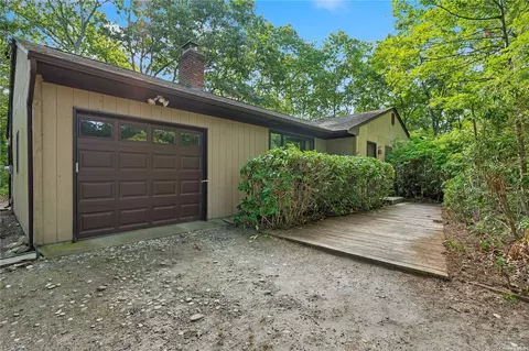 77 Bellows Ter, Hampton Bays, NY 11946