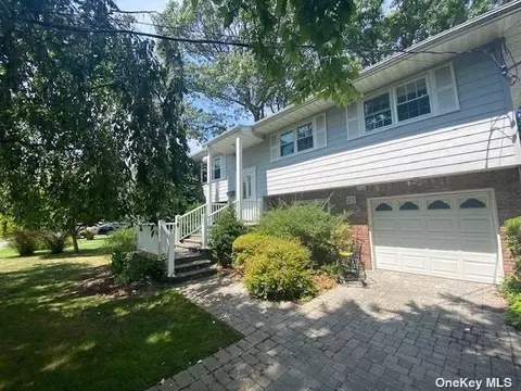 27 Robert St, Babylon, NY 11702