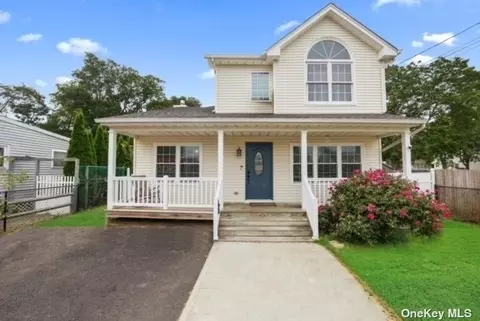 29 Edgewater Dr, Mastic Beach, NY 11951