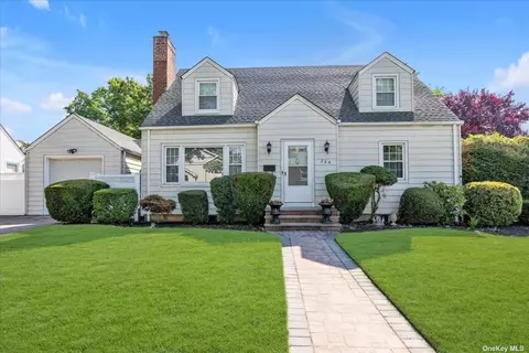 224 Linden Ave, Westbury, NY 11590