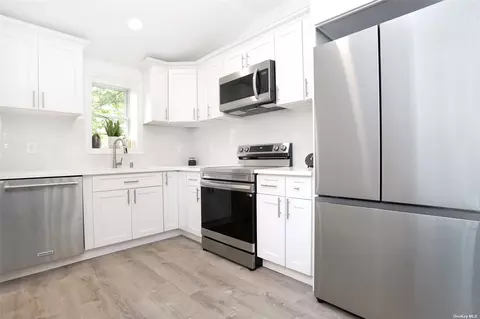 15 Depew St, Huntington, NY 11743