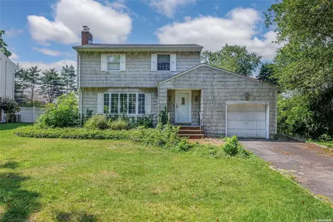10 Elderwood Ln, Melville, NY 11747