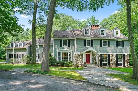 17 E Gate Rd, Lloyd Harbor, NY 11743