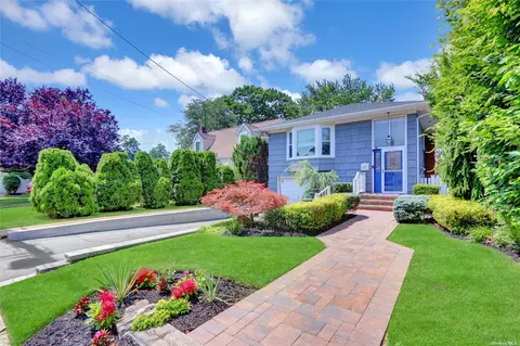 4 Kays Ct, North Babylon, NY 11703