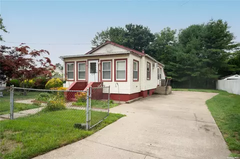 1788 Wells Dr, Bay Shore, NY 11706