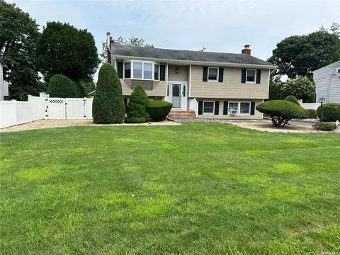 243 W Shore Rd, Oakdale, NY 11769