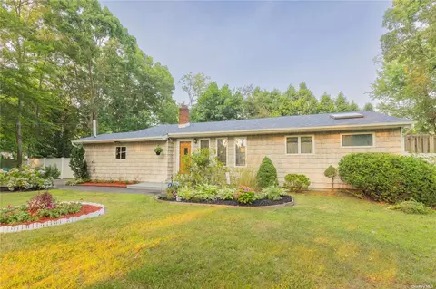205 Peekskill Ave, Medford, NY 11763