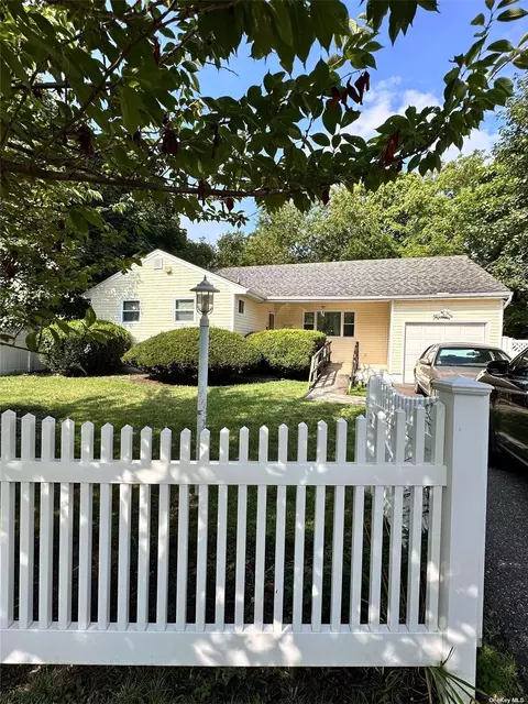 15 Center Ave, Bay Shore, NY 11706