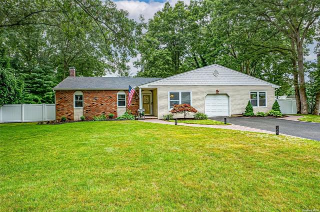 10 E Stuyvesant Cir E, East Setauket, NY 11733