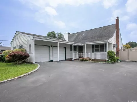12 Wexford Dr, Oakdale, NY 11769