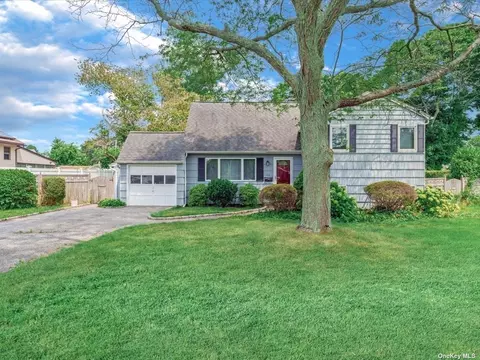 1435 Ackerson Blvd, Bay Shore, NY 11706