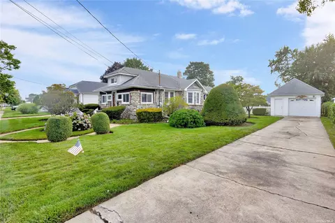 10 Cedar Ave, Farmingdale, NY 11735