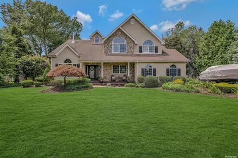37 Locust Dr, Nesconset, NY 11767