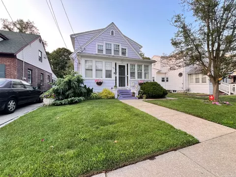 73 Lexington Ave, Malverne, NY 11565
