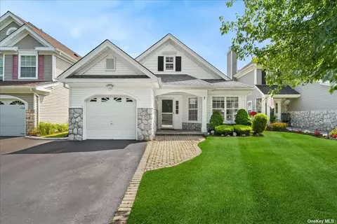 404 Birchwood Park Dr #404, Middle Island, NY 11953
