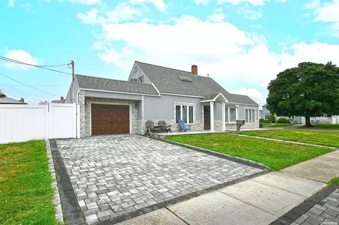 7 Spur Ln, Levittown, NY 11756