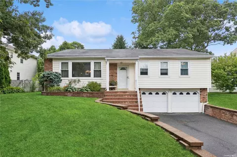 18 Empress Pines Dr, Nesconset, NY 11767