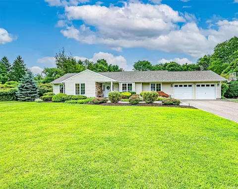 10 Elderwood Dr, Saint James, NY 11780