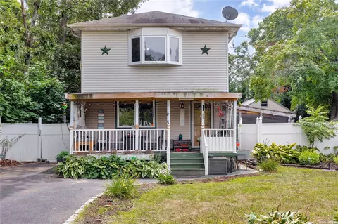 28 Oakdale Ave, Selden, NY 11784