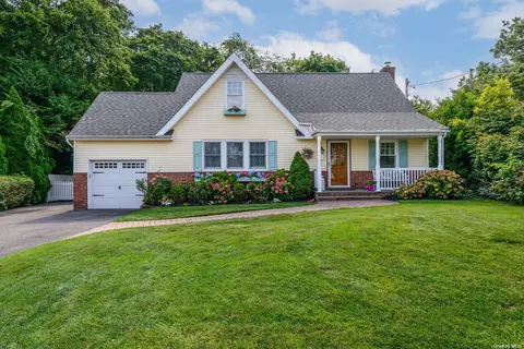17 Wheeler Pl, Northport, NY 11768