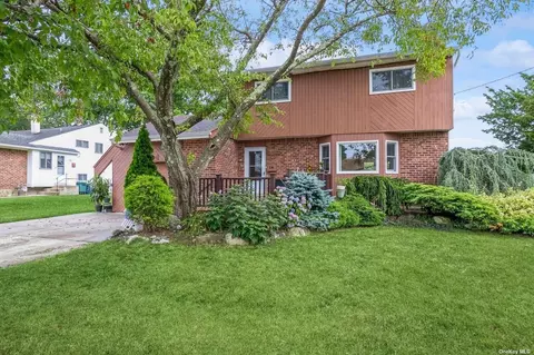 14 Ponder Ln, Deer Park, NY 11729