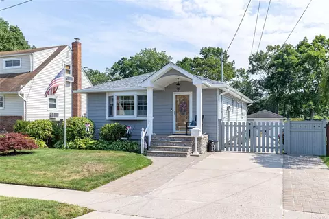 108 Radcliffe Ave, Farmingdale, NY 11735