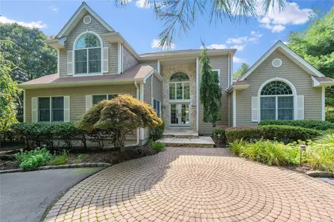 6 Sturrock Way, East Setauket, NY 11733