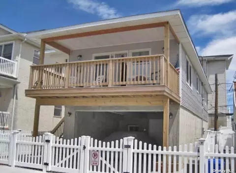 44 Wisconsin St, Long Beach, NY 11561
