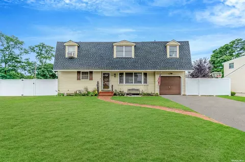 358 15th St, West Babylon, NY 11704