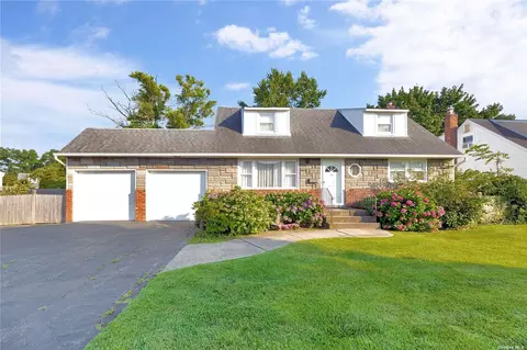 24 Colonial Dr, Farmingdale, NY 11735