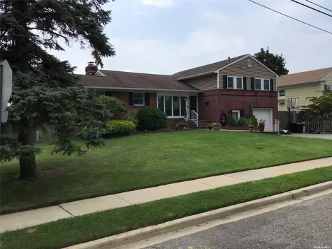 18 Jonathan Ave, Hicksville, NY 11801