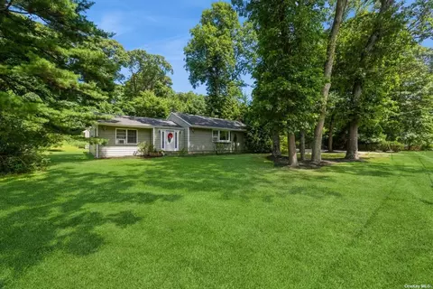 15 Lubber St, Stony Brook, NY 11790