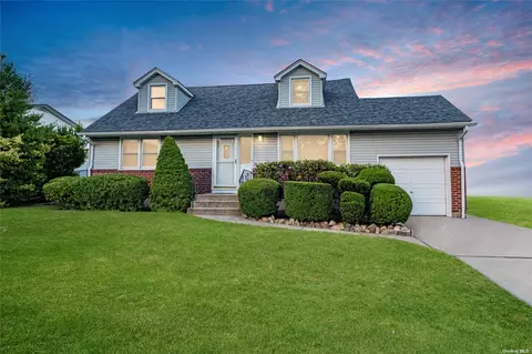 8 Howard Pl, Melville, NY 11747
