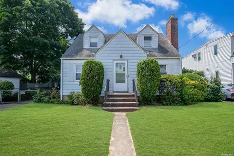 24 Euclid St, Valley Stream, NY 11580