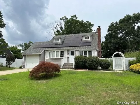 489 Saint Johns St, Central Islip, NY 11722