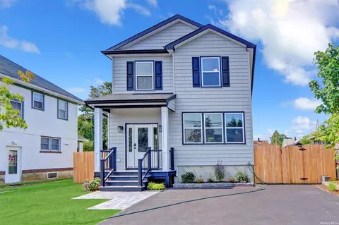 23 Benjamin St, Bay Shore, NY 11706