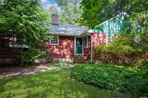 3 Elm Ln, Stony Brook, NY 11790