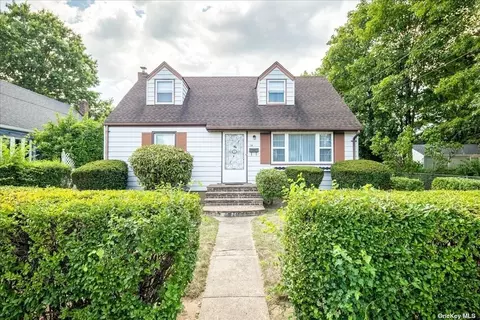 16 Thomas St, Hempstead, NY 11550