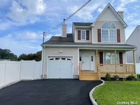 39 Seymour Dr, Shirley, NY 11967