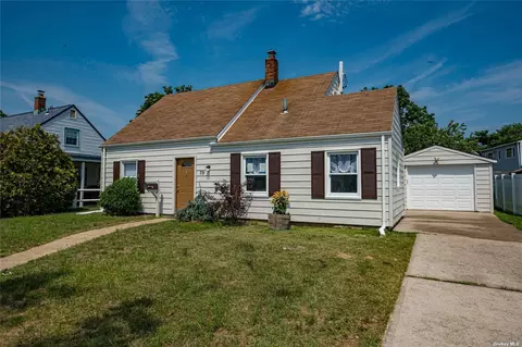 79 Gun Ln, Levittown, NY 11756