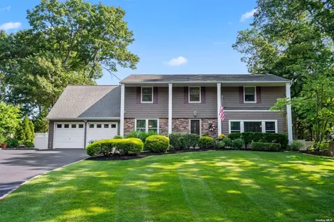 45 Woodland Ln, Smithtown, NY 11787