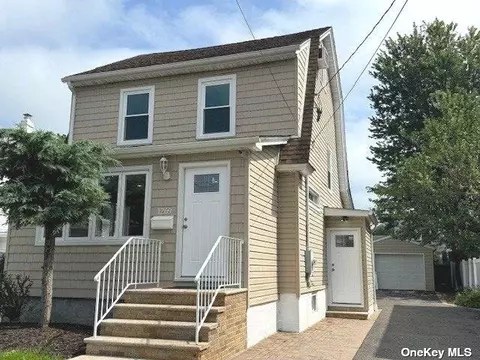 1269 Wheatley St, Hewlett, NY 11557
