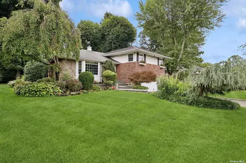 19 Wren Dr, Woodbury, NY 11797