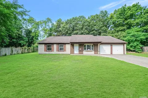133 Sequoia Dr, Coram, NY 11727
