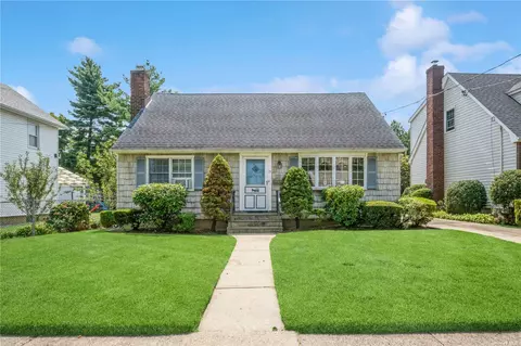 15 Bagley Ave, Albertson, NY 11507