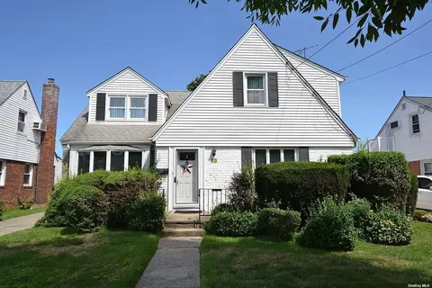 73 Evans St, New Hyde Park, NY 11040