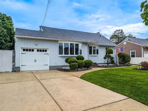 132 Bedell St, West Babylon, NY 11704