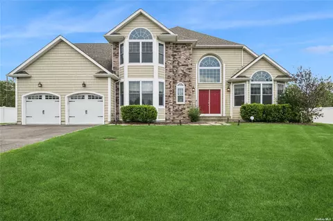 21 Country View Ln, Greenlawn, NY 11740