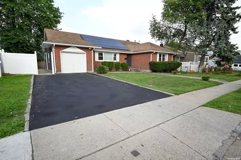 180 Kinkel St, Westbury, NY 11590