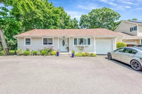 1050 Park Ave, Huntington, NY 11743